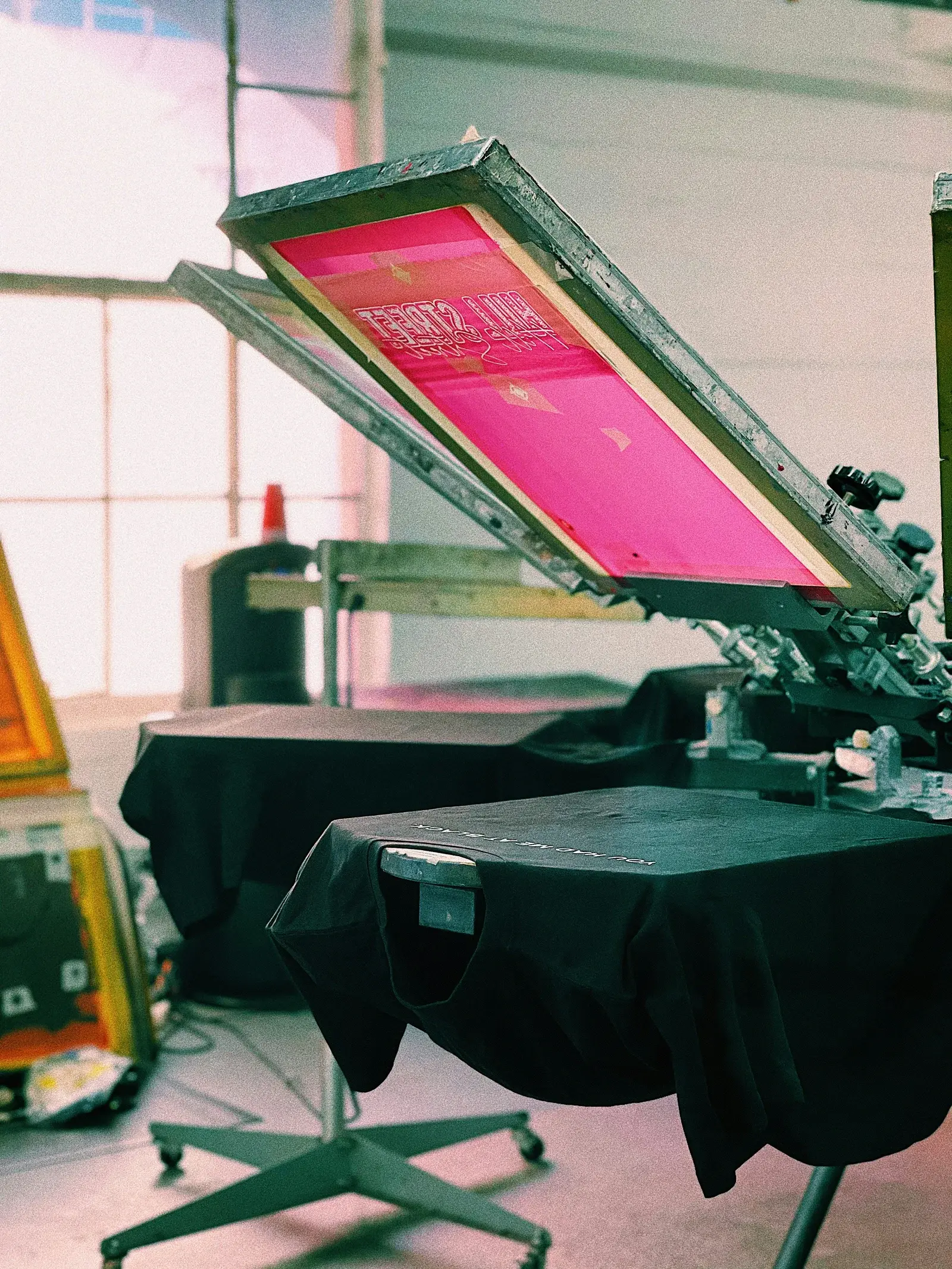 Professional screen printing machine for T-shirts and clothing